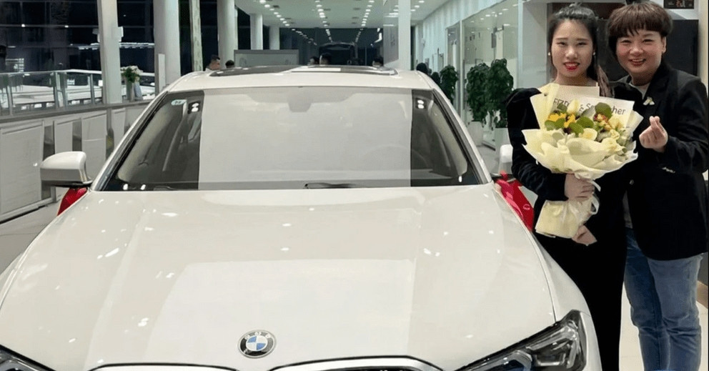 Thấy nhân viên ngày ngày đội mưa gió đi làm, sếp nữ tặng mỗi người một chiếc BMW缩略图