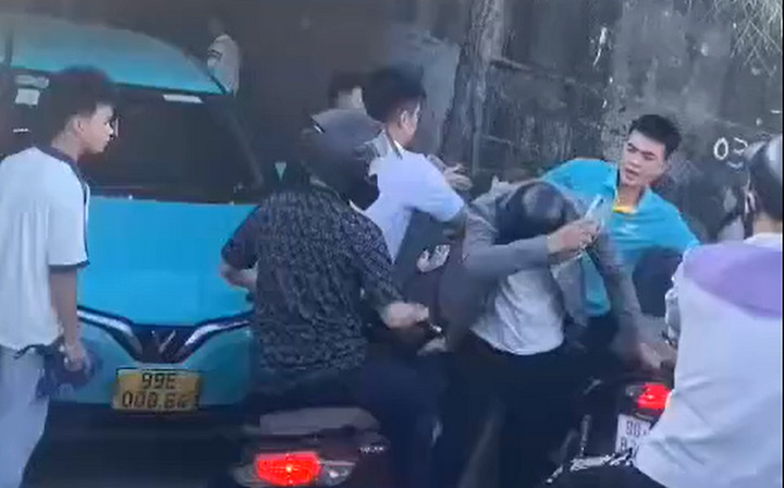 Truy tìm nam thanh niên đi xe máy liên quan vụ ẩu đả dưới hầm chui ở Bắc Ninh缩略图