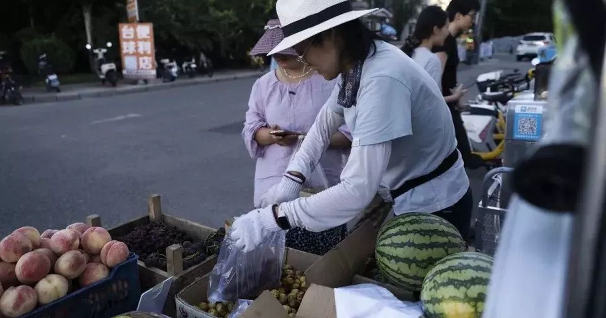 Từng là giám đốc lương cao, người phụ nữ này giờ thất nghiệp, phải đạp xe ba gác, bán hàng rong để trả nợ mua nhà缩略图