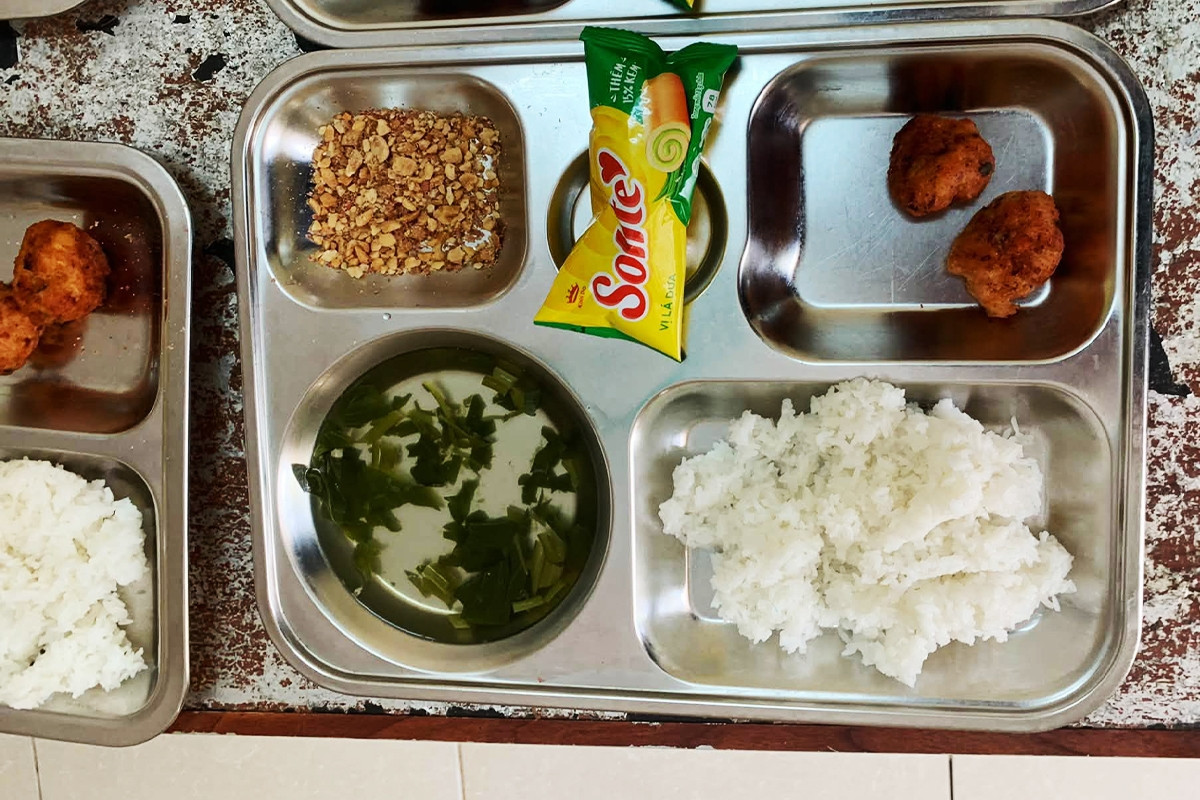 Vụ khay cơm có muối lạc, 2 miếng thịt viên: Công an làm việc với nhà trường缩略图