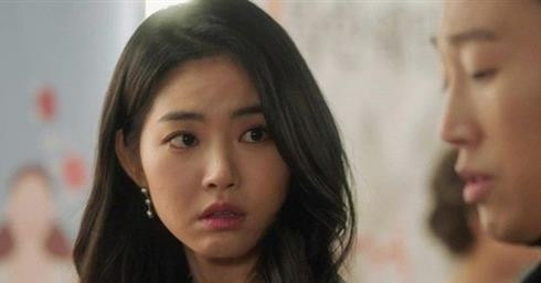 Vừa đưa mẹ đơn thân về xin cưới, con trai đã khiến bố đứng không vững khi người phụ nữ ngẩng mặt lên缩略图