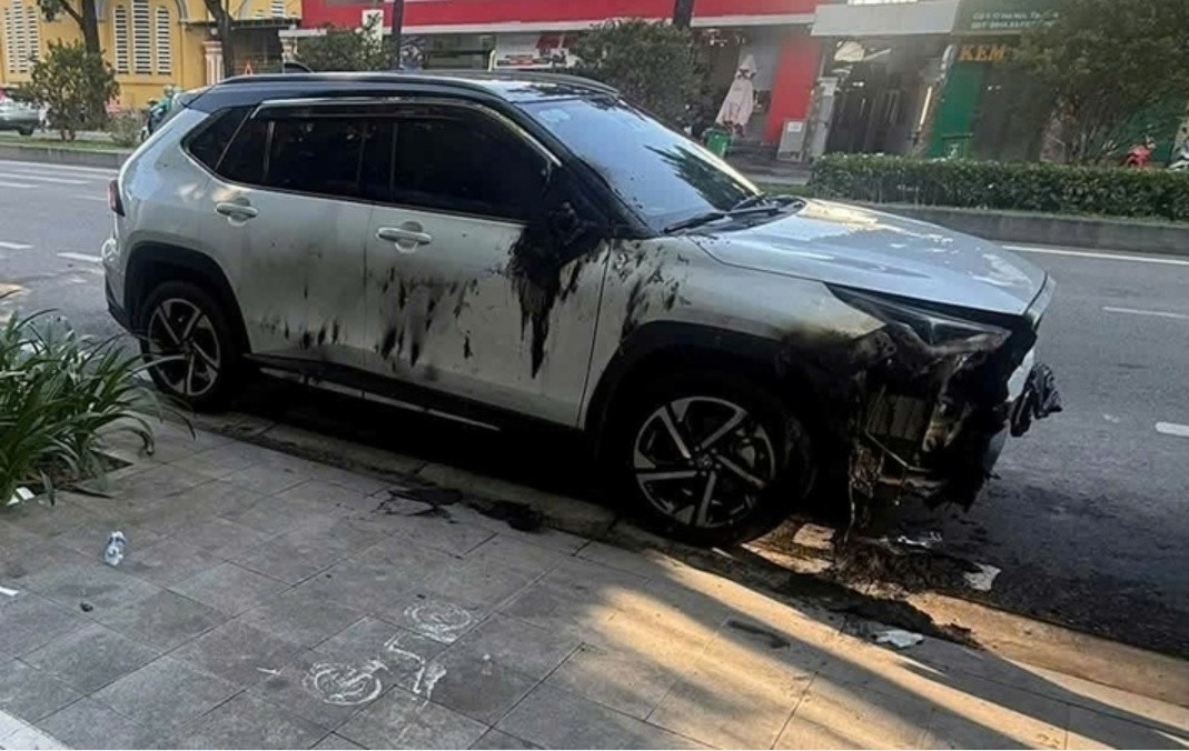 Xác định nghi phạm đốt phá ô tô trên đường phố ở Huế缩略图