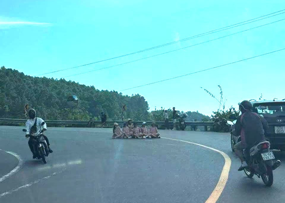 Xác minh vụ 6 phụ nữ mặc &amp;apos;đồng phục&amp;apos;, ngồi bệt giữa khúc cua trên đèo Hải Vân缩略图