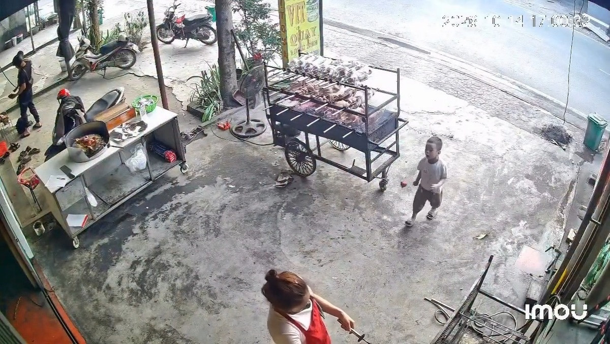 Xem clip cậu bé 3 tuổi xin hoa tặng mẹ, dân mạng bảo &amp;apos;nhiều quý ông nên học&amp;apos;缩略图