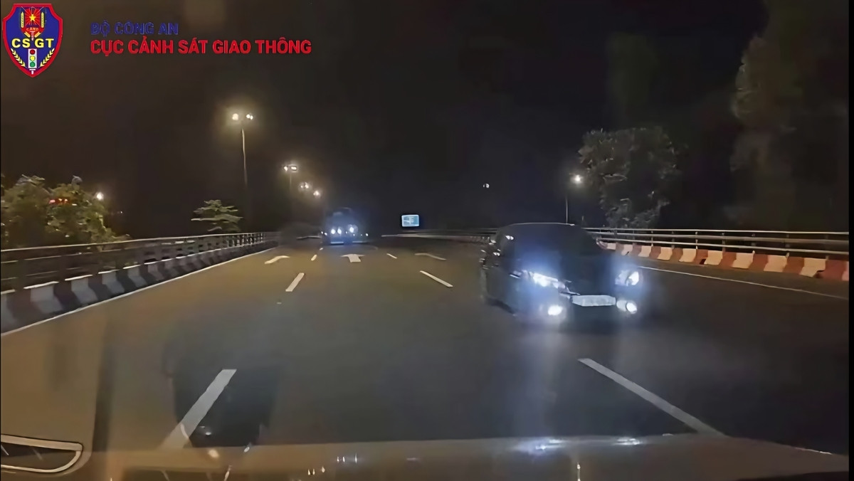 Xử phạt tài xế ô tô đi ngược chiều trên Đại lộ Thăng Long缩略图